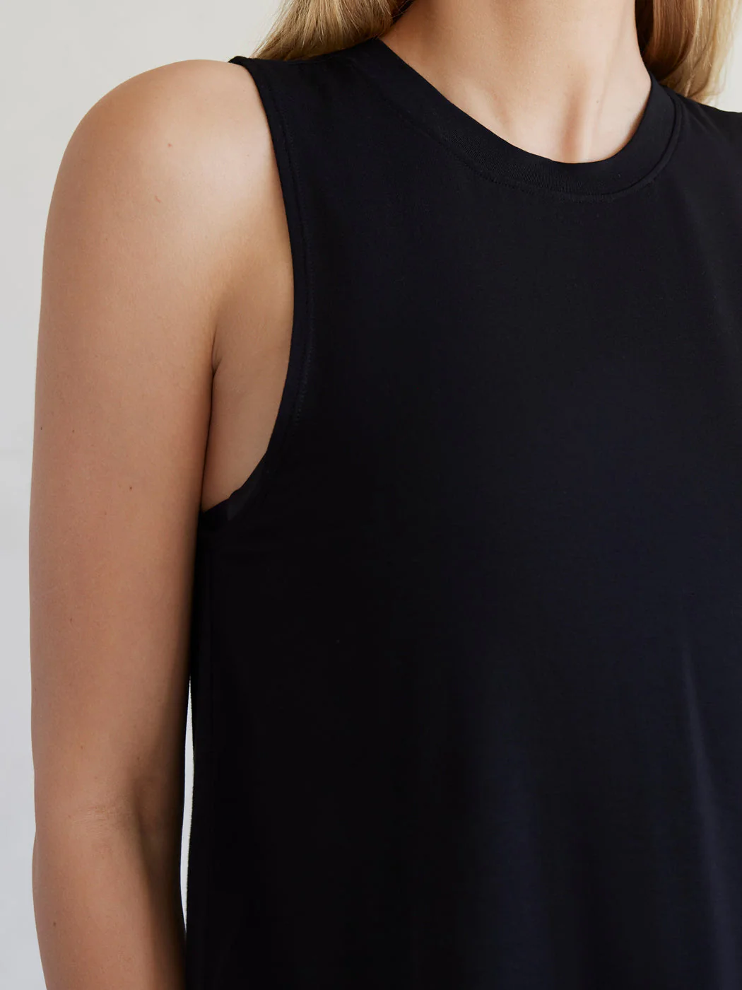 Crop Tank 2.0 - Black - Image 3