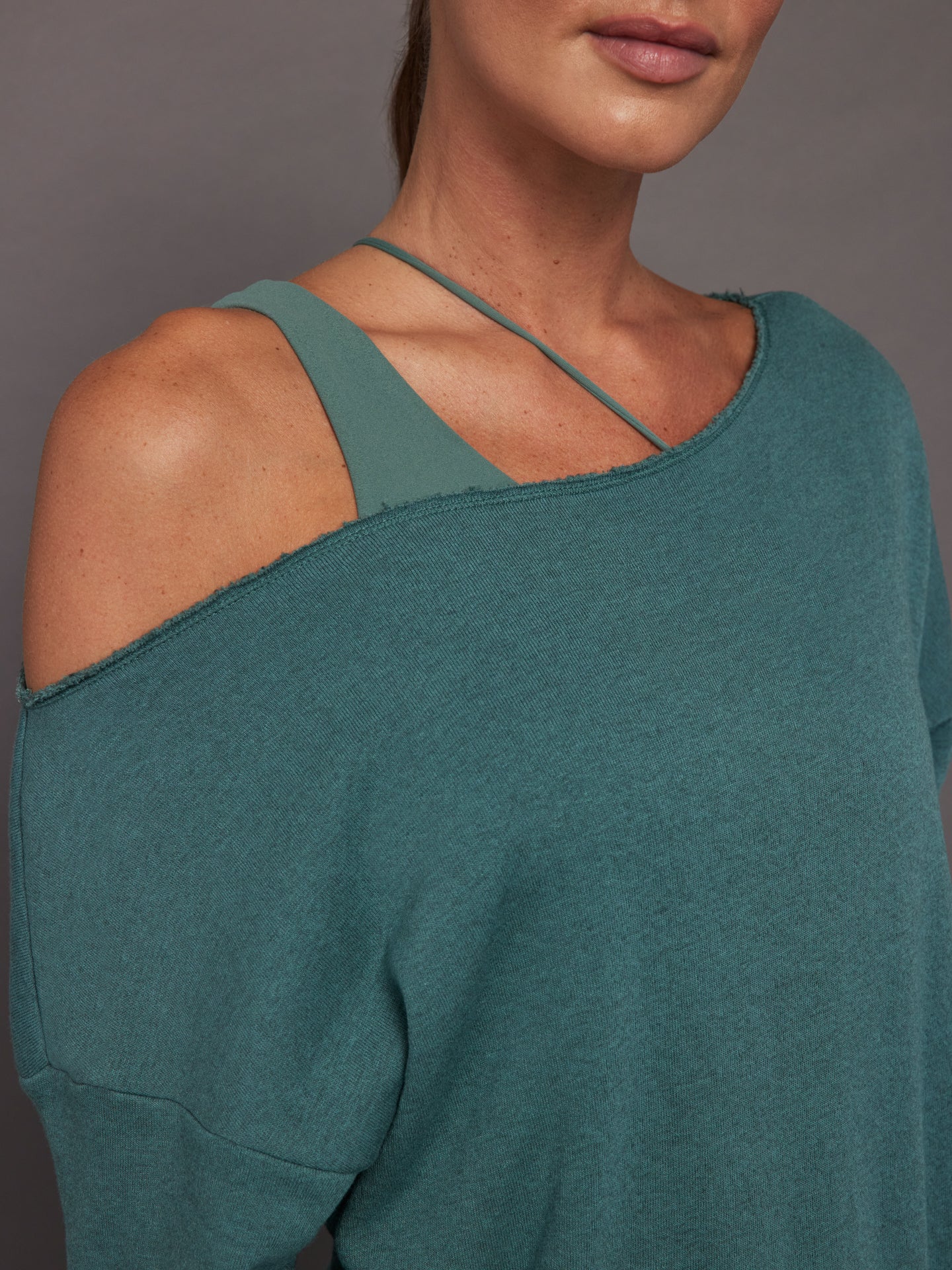Off Shoulder Sweatshirt in French Terry - Silverpine Heather - Image 4
