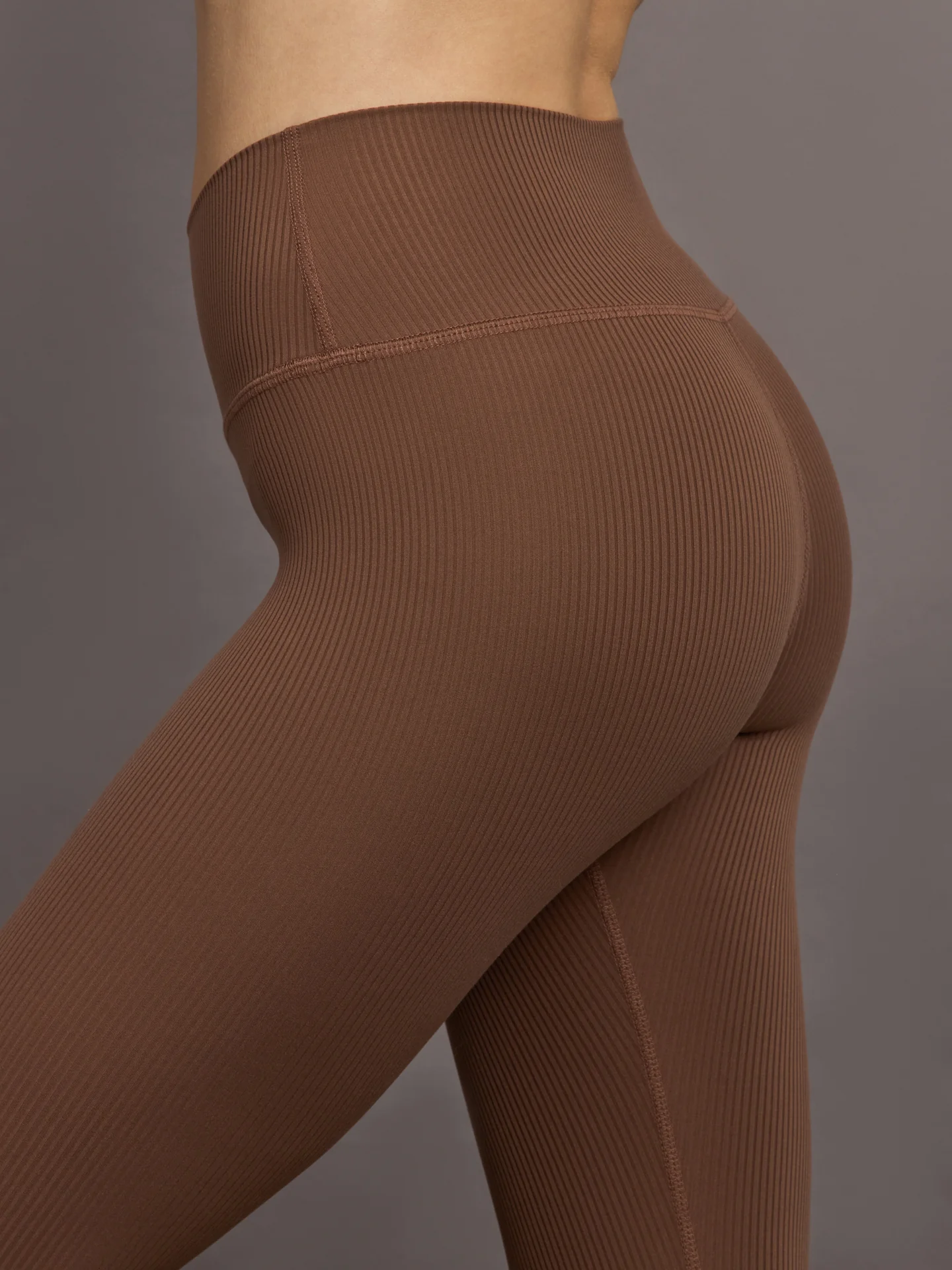 High Rise Legging in Ribbed Melt - Cocoa Brown - Image 5