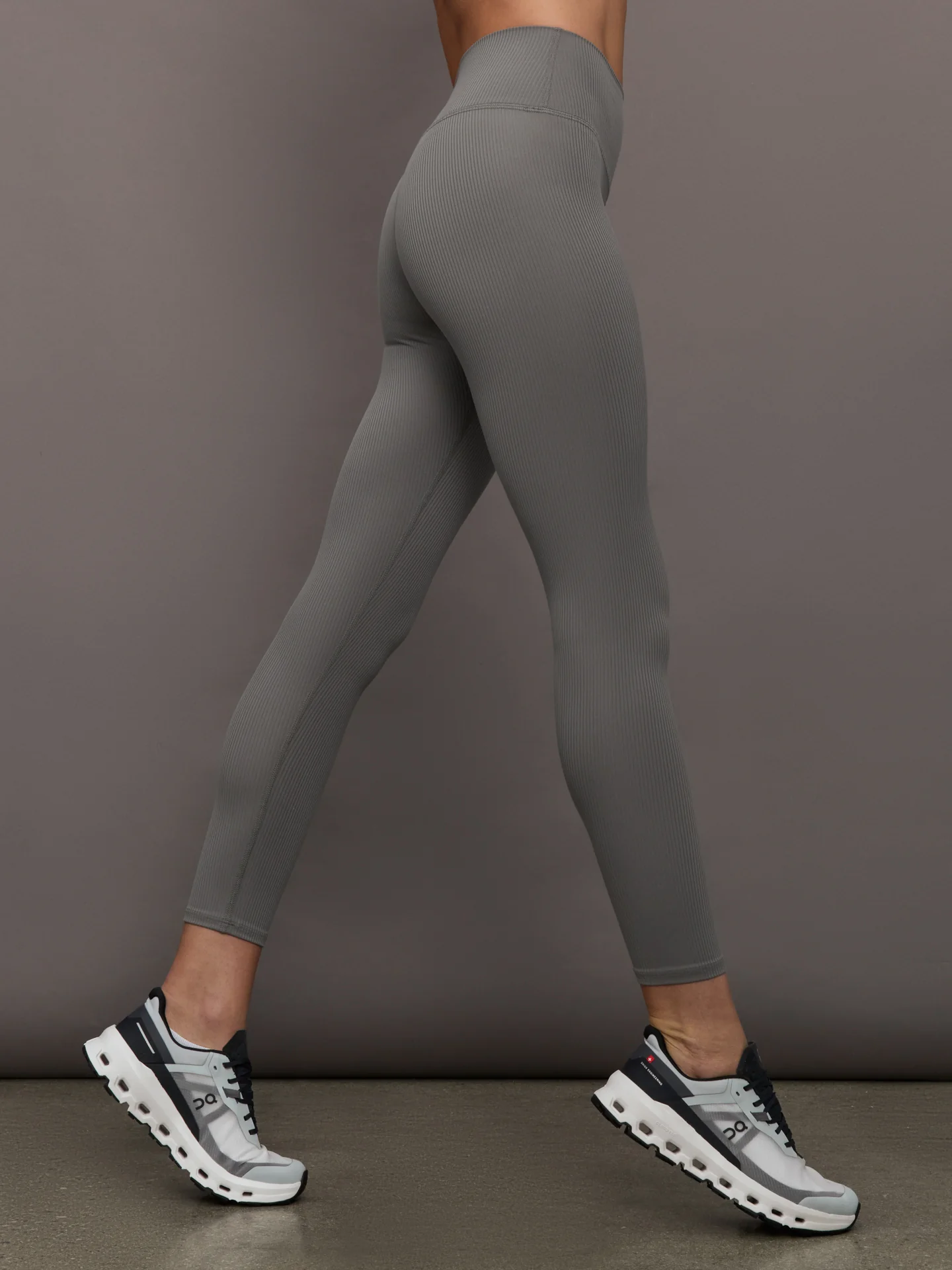 High Rise Legging in Ribbed Melt - Steel Grey - Image 3
