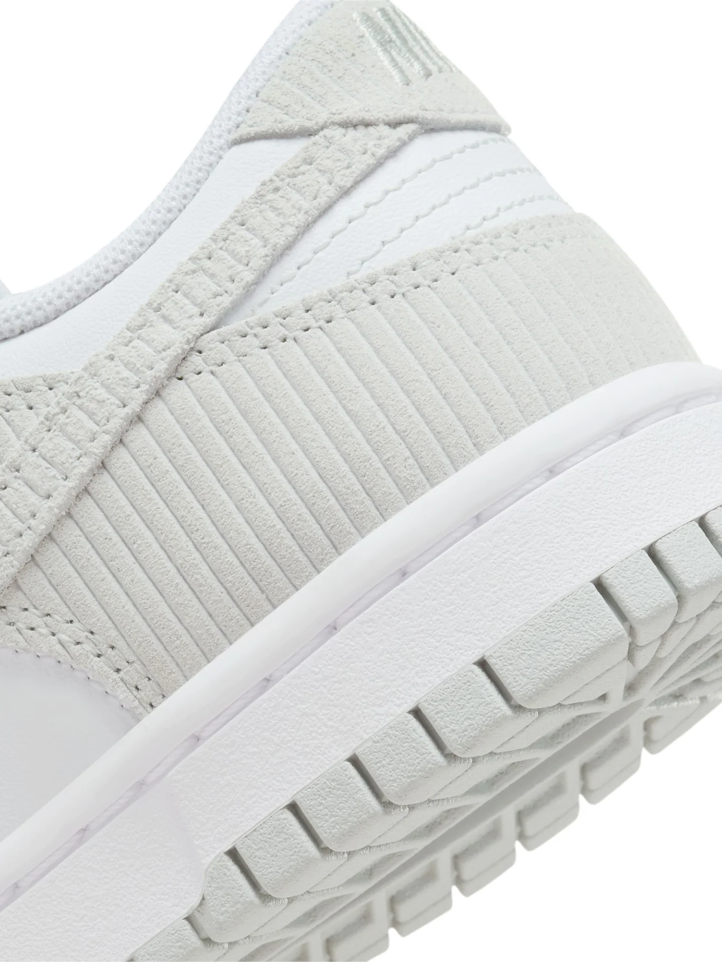W NIKE DUNK LOW - WHITE/LIGHT SILVER - Image 7